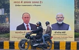 Des portraits du président russe Vladimir Poutine et du Premier ministre indien Narendra Modi dans une rue à New Delhi, le 4 décembre 2025