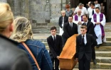Le cercueil de l'ex-juge Lambert, à la fin de l'enterrement, à la cathédrale du Mans (Sarthe), le 20 juillet 2017