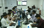 Des employés travaillent dans le centre opérationnel de Sify Infinit Spaces, une usine qui produit de la fibre optique pour des centres de données, à Rabale, Navi Mumbai, en Inde, le 20 juillet 2026