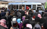 Des familles qui ont fui les quartiers est d'Alep montent le 30 novembre 2016 à bord d'un bus du régime syrien  à Jabal Badro