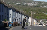 Un passant à Merthyr Tyfdil, au Pays de Galles, le 24 avril 2026