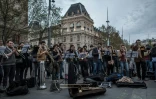 Des musiciens joue la Symphonie du Monde, lors d'un rassemblement du mouvement Nuit Debout, place de la République à Paris le 20 avril 2016