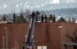 Des policiers interviennent sur le toit d'un supermarché où a eu lieu une fusillade à Boulder, dans le Colorado, le 22 mars 2021