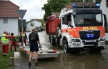 Un véhicule de secours dans une rue inondée de Baar-Ebenhausen, en Allemagne, le 2 juin 2024