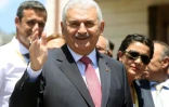 Le Premier ministre turc Binali Yildirim (C) à Ankara, le 24 juin 2016
