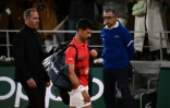 Novak Djokovic sort du terrain après sa défaite face à Rafael Nadal à Roland-Garros à Paris le 1er juin 2022