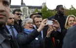 Emmanuel Macron devant la cathédrale d'Amiens, le 26 avril 2017