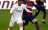 L'attaquant belge du Real Madrid, Eden Hazard (g), s'oppose au défenseur espagnol de Levante, Carlos Clerc, lors du match de football du Real Madrid CF contre Levante UD au stade Alfredo di Stefano de Valdebebas, dans la banlieue de Madrid, le 30 janvier 2021