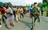 Un soldat français surveille le recrutement de l'armée Hutu le 26 juin 1994 à Ginsenye au Rwanda