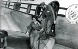 Fidel Castro et Celia Sanchez descendent de l'avion présidentiel cubain "Sierra Maestra" au début des années 60