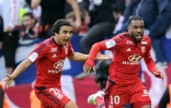 La joie d'Alexandre Lacazette (d) et de Rafael après le but du premier face à Toulouse, le 23 avril 2016 au Stadium