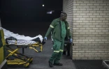 L'ambulancier Mawethu Ntintini transporte un blessé à l'hôpital de Mitchells Plain, près du Cap, le 15 avril 2025 en Afrique du Sud