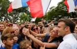 Selfies avec le président Emmanuel Macron à Nouméa le 26 juillet 2023