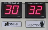 Sur un mur, des panneaux lumineux annoncent l'ordre de passage des usagers: on appelle le numéro 30 ou 32 dans les espaces dédiés au sniff, à l'inhalation ou à l'injection. 