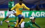 L'attaquant d'Epinal Mickaël Biron (g) devant le défenseur de Saint-Etienne (au sol) William Saliba, en quart de finale de la Coupe de France, le 13 février 2020 au stade Marcel-Picot à Tomblaine 
