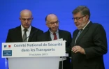 Le ministre de l'Intérieur Bernard Cazeneuve (c), le député Gilles Savary (g) et le secrétaire d'Etat aux Transports Alain Vidalies (d) à Paris, le 19 octobre 2015