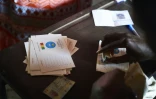 Un agent électoral tamponne une carte d'électeur dans un bureau de vote de Bamako lors du 2e tour de la présidentielle, le 12 août 2018 au Mali