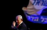 Le Premier ministre israélien Benjamin Netanyahu salue ses partisans lors de la soirée électorale, après l'annonce des premiers sondages de sortie des urnes, le 28 octobre 2026 à Jérusalem