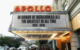 "En l'honneur de Mohammed Ali, le plus grand de tous les temps", lit-on sur la célèbre salle de concerts Apollo Theatre de New York le 4 juin 2016