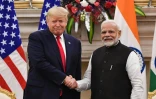 Le Premier ministre indien Narendra Modi (d.) serre la main du président américain Donald Trump avant une réunion à Hyderabad House à New Delhi, le 25 février 2020