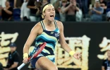 La Française Caroline Garcia exulte après avoir battu la Japonaise Naomi Osaka au 1er tour de l'Open d'Australie le 15 janvier 2024 à Melbourne