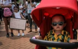 Plusieurs centaines de familles et leurs enfants dans les rues pour manifester leur soutien au mouvement pro-démocratie, le 10 août 2019 à Hong Kong pro-démocratie