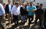 Angela Merkel et Armin Laschet parlent avec des sinistrés dans la la ville de Bad Munstereifel le 20 juillet 2021