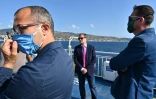 Le juge italien Roberto Di Bella (arrière), accompagné de deux gardes du corps, attend dans le port sicilien de Messine un ferry à destination de Reggio de Calabre, le 7 juillet 2020. 
