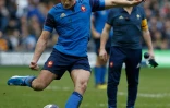 L'ouvreur du XV de France François Trinh-Duc frappe une pénalité face à l'Ecosse lors du Tournoi des six nations à Murrayfield, le 13 mars 2016
