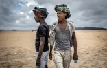 Des migrants éthiopiens marchent le 12 avril 2026 dans le désert, près d'Obock, à Djibouti, sur la Route de l'Est reliant la Corne de l'Afrique aux pays du Golfe, via le Yémen