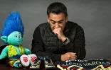Oscar Vargas pose, le 15 juin 2018 à Mexico avec les affaires de son fils Raul Alexis, 7 ans, mort dans l'effondrement de l'école Rebsamen le 19 septembre 2017