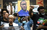 Des manifestants lèvent le poing en hommage à George Floyd, à Minneapolis (Minnesota), le 23 mai 2021