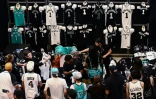 Des fans achètent des maillots du Français Victor Wembanyama, sélectionné par les San Antonio Spurs, le 22 juin 2023 à San Antonio (Etats-Unis)