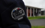 Badge d'un gardien de la prison de Condé-sur-Sarthe, le 12 juin 2019