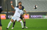 Le milieu de terrain marseillais, Dimitri Payet, aux prises avec le défenseur et capitaine du Paris Saint-Germain, le Brésilien Marquinhos, lors du Trophée des Champions, le 13 janvier 2021 à Lens
