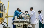 Les secouristes et le personnel médical transfèrent le guide Dawa Sherpa à son arrivée à l'hôpital de Katmandou le 4 juin 2026