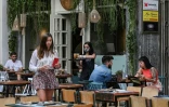 A la terrasse d'un café à Athènes, le 25 mai 2020