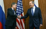 Le chef de la diplomatie américaine Antony Blinken serre la main de son homologue russe Sergueï Lavrov le 21 janvier 2022 à Genève, dans une photo distribuée par le ministère russe des Affaires étrangères