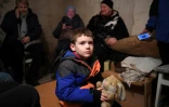 Un enfant ukrainien Mikhailo, 5 ans, tient un jouet dans un abri souterrain pendant une alerte à la bombe à Kiev, le 26 février 2022