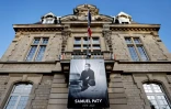 Un portrait de l'enseignant Samuel Paty sur la façade de la mairie de Conflans-sainte-Honorine, le 3 novembre 2020