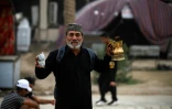 Un Irakien prépare du café aux partisans de Moqtada Sadr qui observent un sit-in dans la Zone verte à Bagdad, le 16 août 2022