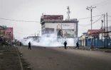 La police congolaise jette des gaz lacrymogènes lors d'une manifestation contre le maintien au pouvoir du président Joseph Kabila, le 21 janvier 2018 à Kinshasa