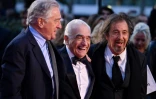 (De gauche à droite) Al Pacino, le réalisateur Martin Scorsese et Robert De Niro sur le tapis rouge de la première du film "The Irishman", qui ne sera projeté dans les salles que durant 26 jours avant d'être diffusé par Netflix, qui le finance