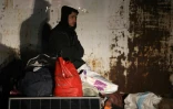 Un homme évacué de la Ghouta orientale avec ses affaires sur le chemin vers la région d'Idleb dans le nord-ouest de la Syrie, le 31 mars 2018