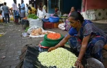 Une vendeuse propose des fleurs de jasmin sur un marché de Madurai, le 28 juin 2023 en Inde