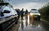 Des gendarmes bouclent la zone dans laquelle le corps de Lina a été découvert, le 17 octobre 2024 à Sermoise-sur-Loire, dans la Nièvre