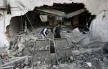 Des Palestiniens inspectent les destructions à la suite d'une frappe israélienne sur l'hôpital Al-Ahli dans la ville de Gaza, le 13 avril 2025
