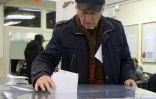 Un électeur vote, le 9 octobre 2016 à Vilnius