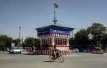 Le drapeau taliban flotte au-dessus d'un kiosque sur la place principale de Kunduz, le 9 août 2021 en Afghanistan