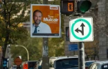 Une affiche électorale du dirigeant du Nouveau parti démocratique canadien Tom Mulcair, dans une rue de Montréal, le 17 octobre 2015
